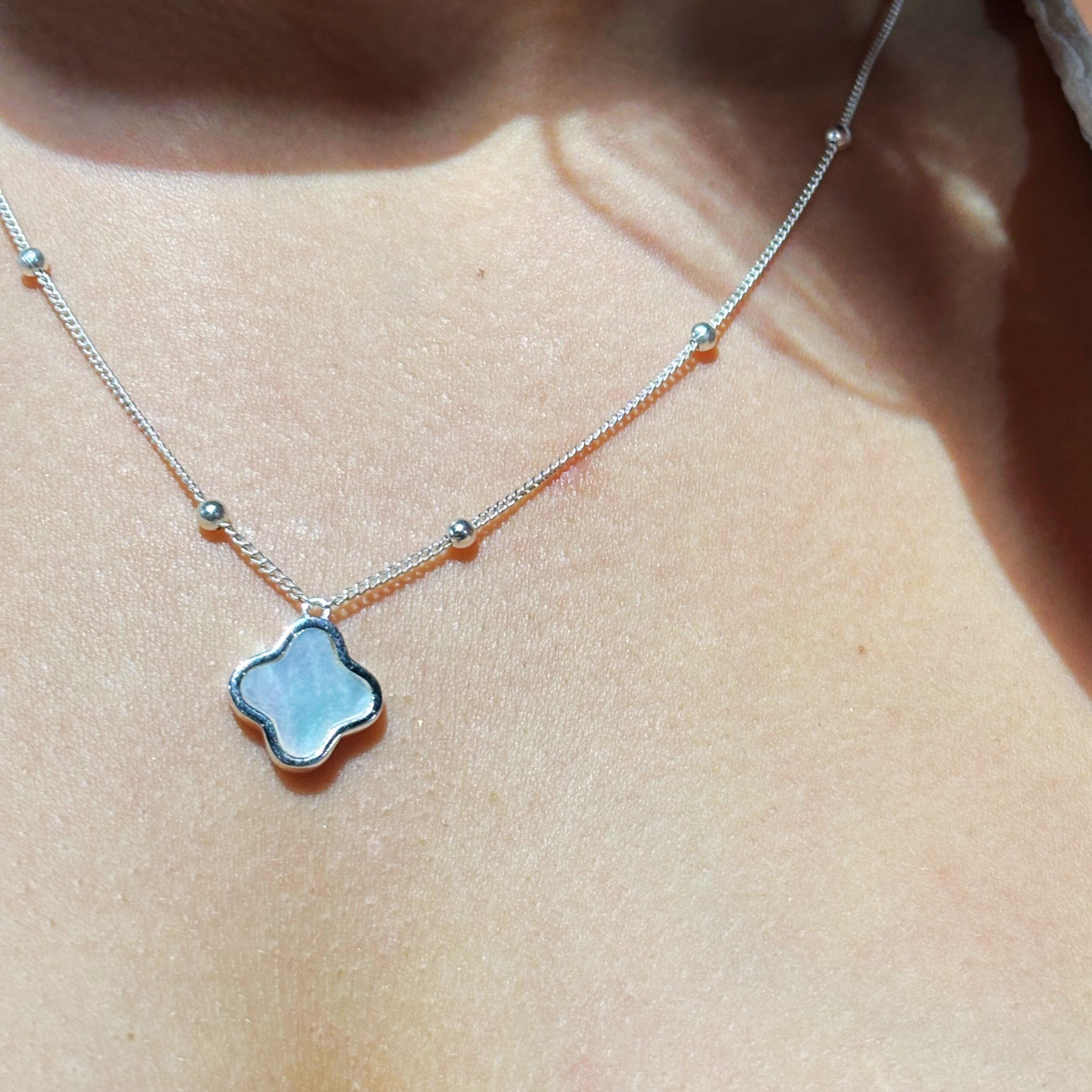 Clover Necklace Mother of Pearl
