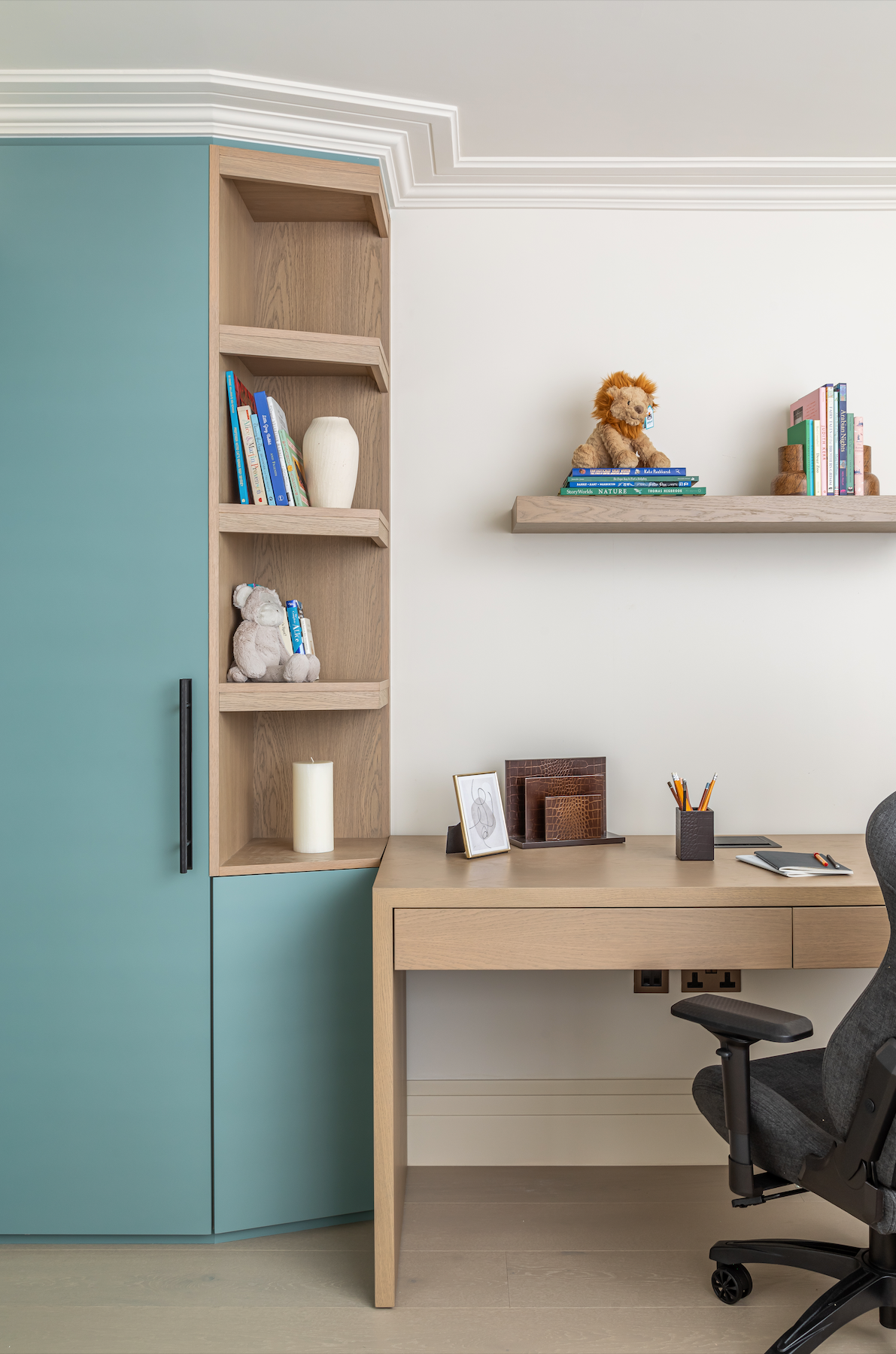 Chelsea Letter Holder Vintage Croc