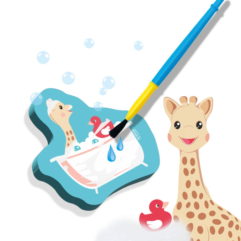 Sophie La Giraffe - Colouring in the Bath With Water
