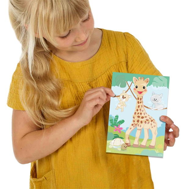 Sophie La Giraffe - Colouring With Water