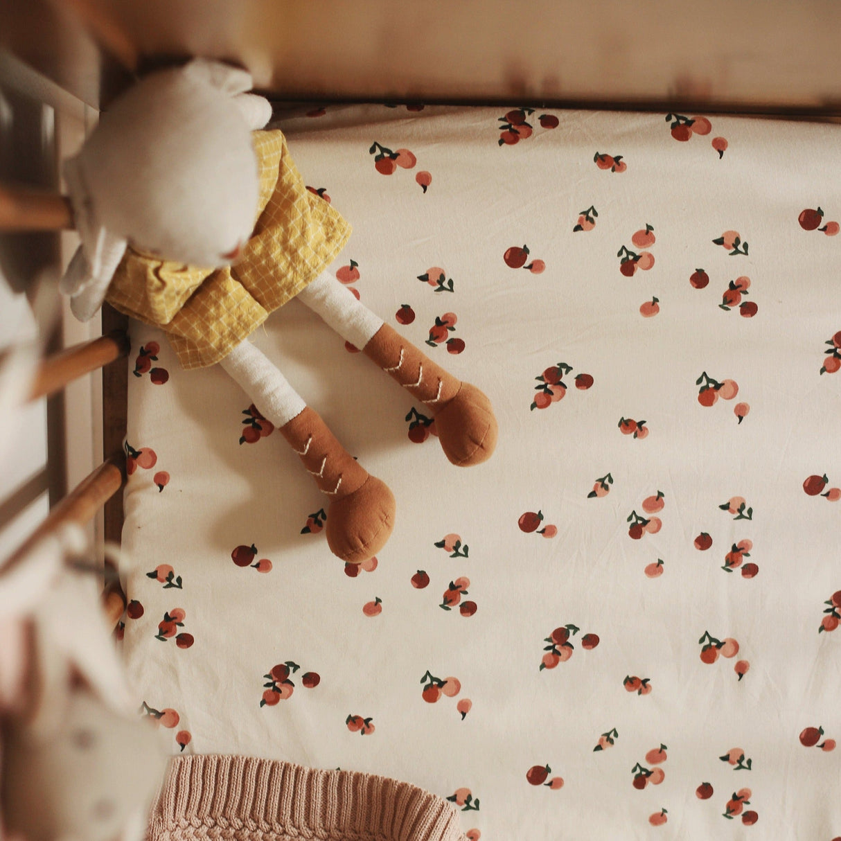 Cotbed Fitted Sheet - Peaches