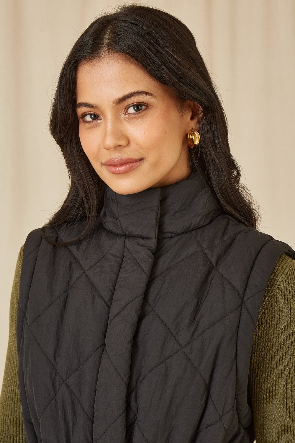 Yumi Black High Neck Quilted Gilet With Belt