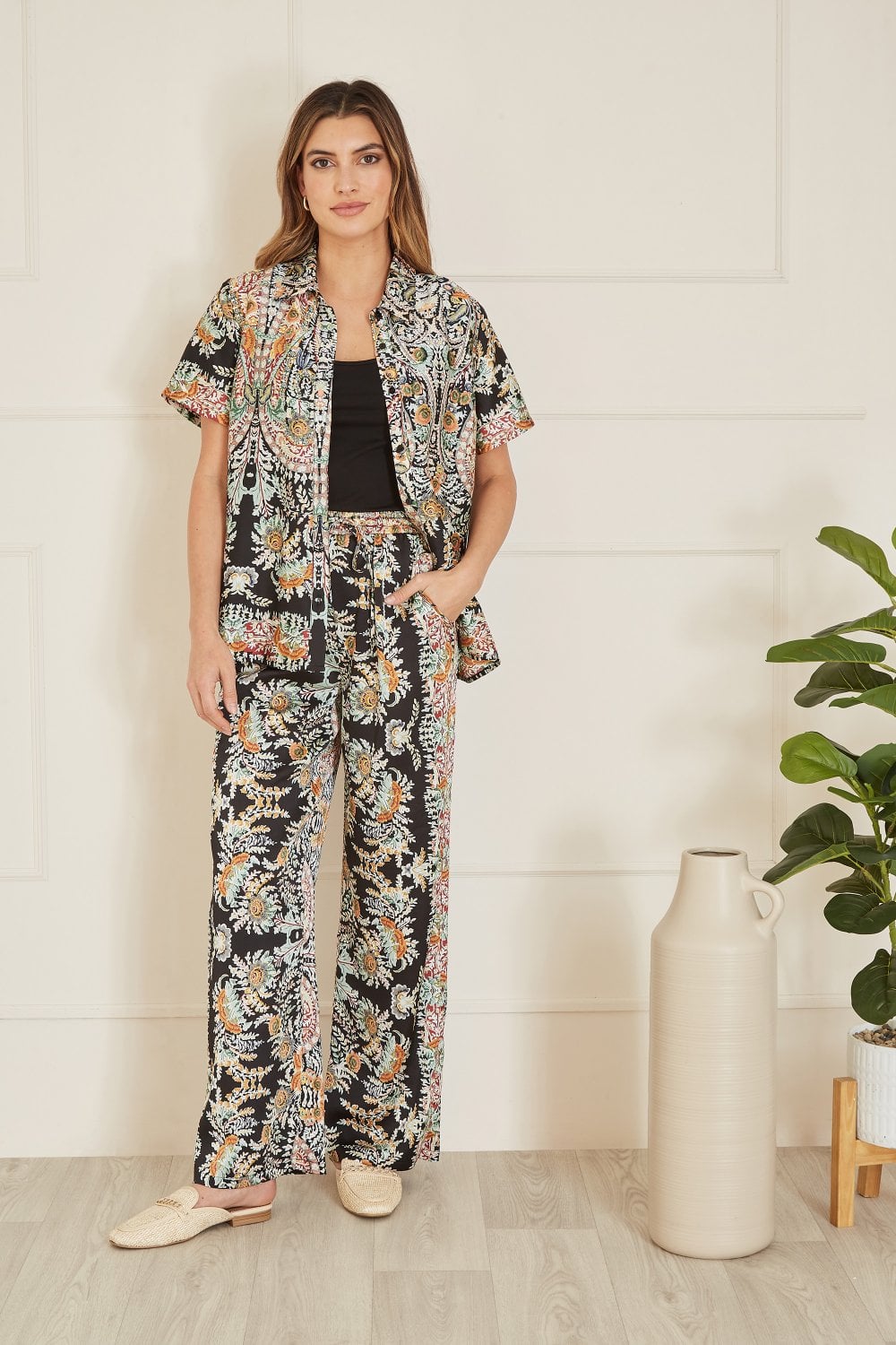 Yumi Black Satin Paisley Print Short Sleeve Shirt